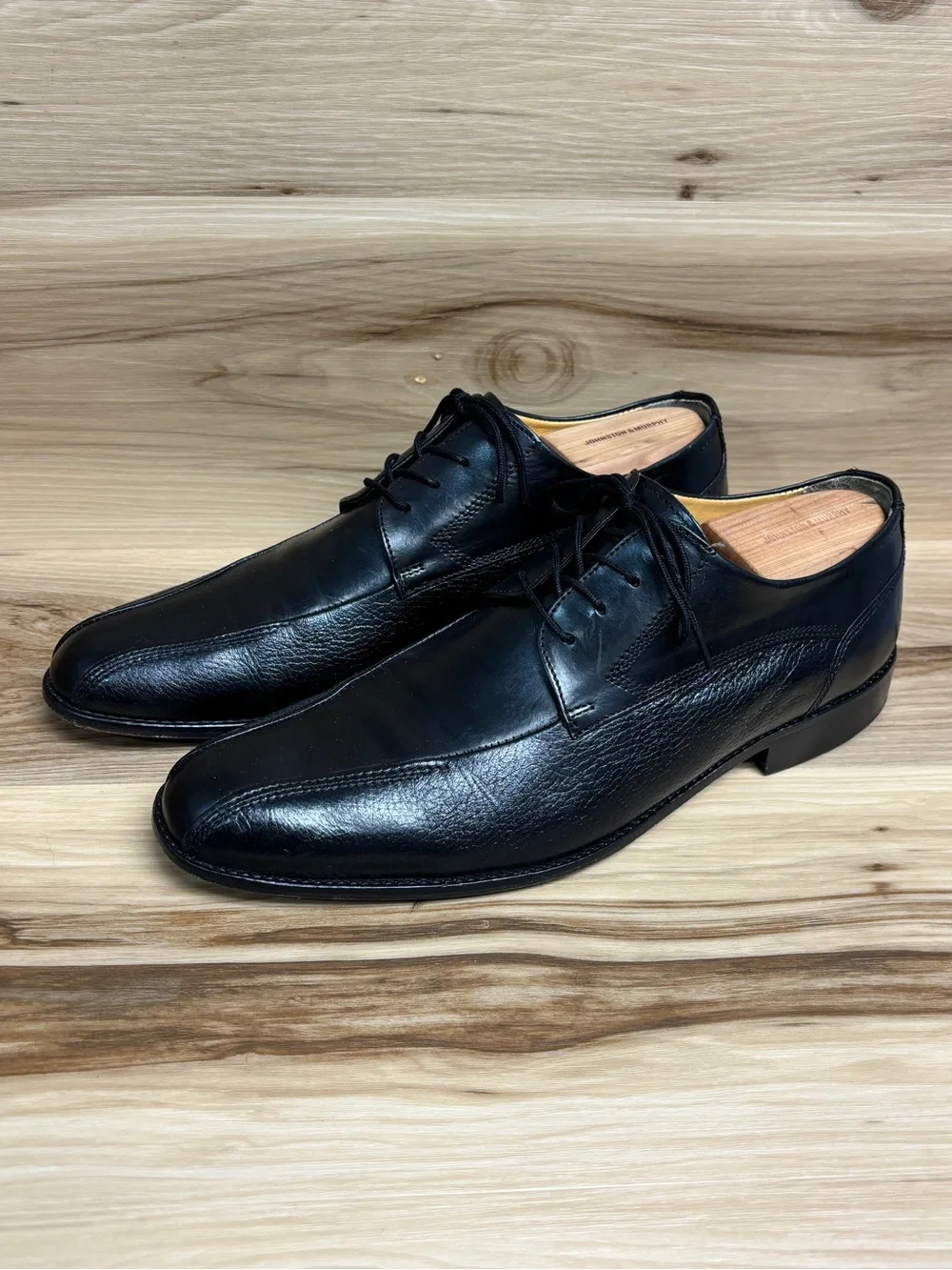 Johnston & Murphy dress shoes featuring smooth and textured leather size 11